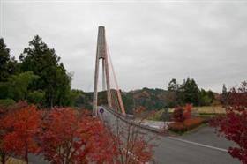 紅葉と鮎の瀬大橋