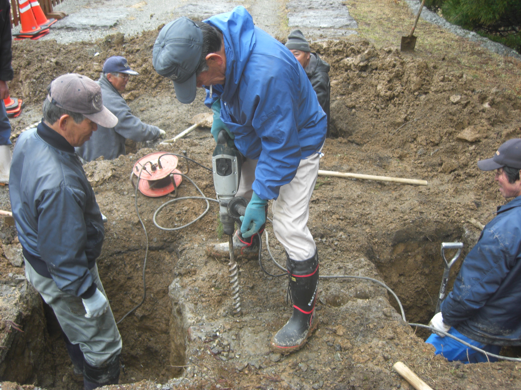 写真8　目地に残る漆喰の除去作業