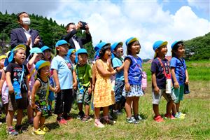 ★初めて放水を見て驚く子ども達と梅田町長と増永県議（山都みらい保育園）