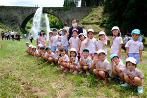 ★梅田町長と子ども達（さくらんぼ愛園）