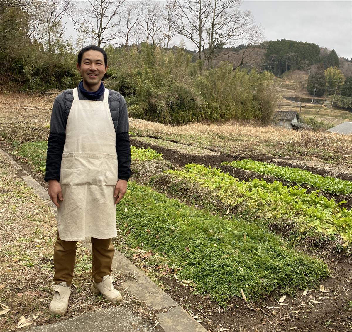 耕した家の前の畑と共に